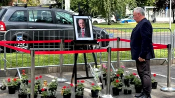 Cine este primul român care a venit să îi aducă flori lui Ion Iliescu, la Palatul Cotroceni. A sosit tocmai din Iaşi, cu trenul: “Mă gândesc acum la doamna Nina Iliescu, a rămas singură”