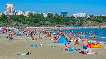 Cum arată litoralul românesc după ce apa mării s-a răcit până la 15 grade. Mulţi turişti încă se bucură de concediu: 