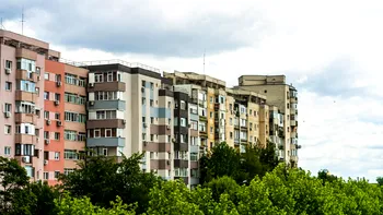 Cum să te aperi legal când vecinul provoacă daune repetate în bloc? Pași esențiali pentru a-ți proteja locuința și liniștea