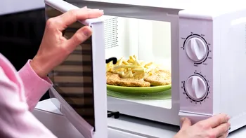 Metoda corectă prin care se încălzesc alimentele la cuptorul cu microunde, conform specialiştilor