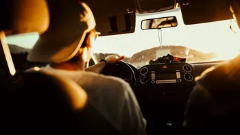 Dai volumul muzicii la minim ca să te poți concentra mai bine când conduci? Specialiștii au explicat gestul