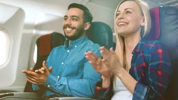 De ce aplaudă pasagerii la aterizare? Cei de la Wizz Air cred că au găsit explicația. Românii sunt în top