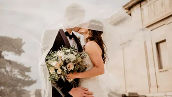 De ce se urează ”casă de piatră” la nuntă. Motivul pentru care nu e bine să le spui asta mirilor