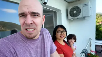 Doi tineri americani au explicat de ce au ales România în loc de Italia pentru vacanţa de vară. Reacţia lor după ce au mers la o petrecere românească