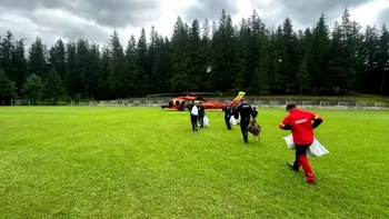 Elicopter SMURD Black Hawk, folosit pentru a transporta 300 kg de brânză de la stânele izolate din Broșteni