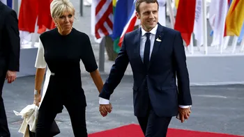 Emmanuel şi Brigitte Macron, surprinşi în vacanţă împreună. Cei doi au ales să se relaxeze pe un iaht, imagini rare cu preşedintele Franţei