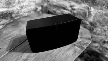 REVIEW Sonos Five - o poveste de boxă care te strecoară în filmul tău preferat. De ce ar putea fi upgrade-ul perfect pentru laptop, pick-up și toată muzica ta preferată de oriunde