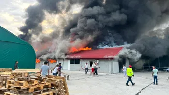 Incendiu de proporții lângă Capitală. Un depozit de mase plastice din Buftea a luat foc