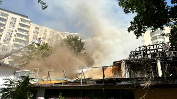 Incendiu la restaurantul Mărul de Aur de pe Calea Victoriei. Au fost emise mesaje Ro-Alert din cauza fumului