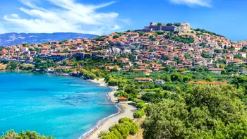 Insula necunoscută din Grecia unde te poţi simţi ca un star fără să plăteşti sume uriaşe. Cu 1.200 de lei stai o săptămână la hotel