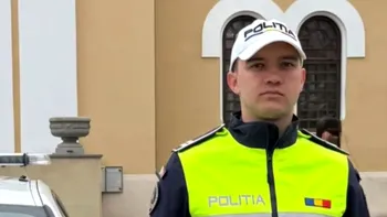 Intervenție eroică a unui polițist român în Creta. A salvat o femeie de la înec, după ce a fost luată de valuri și dusă în larg