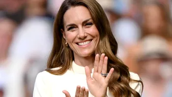 Kate Middleton, cea mai îndrăzneață schimbare de look de până acum. Prințesa a fost fotografiată în mașină, alături de Prințul William și copiii lor