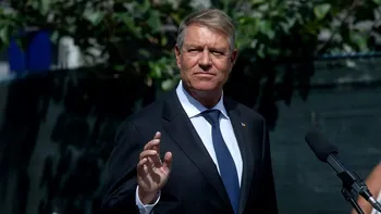 Klaus Iohannis, o nouă schimbare. După ce s-ar fi zvonit că ar fi apelat la intervenţii estetice, fostul preşedinte a mai făcut un pas pentru a arăta mai bine
