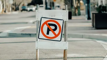 Locurile unde șoferii nu pot parca, chiar dacă au plătit taxa. Ce sancțiuni riscă