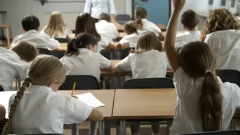 Ministerul Educației a modificat din nou criteriile pentru bursele de merit. Cine va primi bani în anul școlar 2025-2026