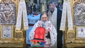 Moment neobișnuit în timpul unei slujbe oficiate de ÎPS Teodosie. Un bărbat îmbrăcat în clovn s-a repezit spre altar și s-a pus în genunchi