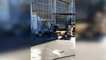 Momentul în care avionul pilotat de Vlad Zgărdău se prăbușește în curtea fabricii de vagoane din Arad, surprins de camere. Focul a izbucnit imediat