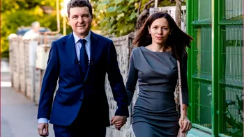 Nicuşor Dan şi Mirabela Grădinaru au făcut spectacol pe ringul de dans. Au fost la o nuntă cu cei mici, ce ţinută a ales partenera preşedintelui