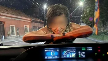 Noapte de neuitat pentru un șofer din Cluj Napoca. O femeie s-a urcat pe capota mașinii în plin trafic
