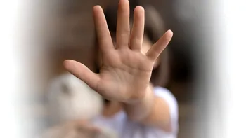 O mamă din Botoșani, plecată la muncă în străinătate, încearcă disperată să își scoată copilul de la Psihiatrie, după ce bunicii în grija căruia se afla fata au internat-o acolo cu forța