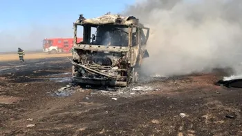 O mașină de pompieri a luat foc în Teleorman, în timp ce se deplasa către o intervenție. Echipajul nu a putut face nimic pentru a stinge incendiul