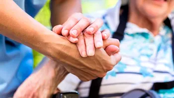 O româncă din Italia, care a îngrijit ani la rând o bătrână, a tras „lozul câștigător”. Ce moștenire a primit în semn de recunoștință pentru devotamentul său