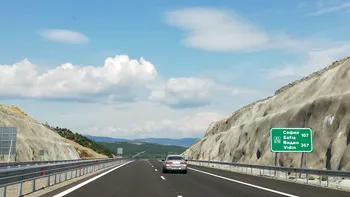 O schemă de înșelăciune ingenioasă îi vizează pe românii aflați în tranzit prin Bulgaria. Povestea unei familii care a scăpat de o capcană periculoasă