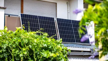 Panouri fotovoltaice la oraș sau la țară? Descoperă avantajele și dezavantajele fiecărei opțiuni