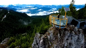 Pasarela de sticlă din România unde te simţi ca în Elveţia sau Austria. Panorama este superbă, iar traseul până la ea îţi taie răsuflarea