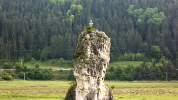 Stânca celebră care apare la televizor zilele acestea, dar despre care puţini amintesc. Dan Negru: ”Piatra Teiului, un monument al naturii care merită apărat în zilele astea”