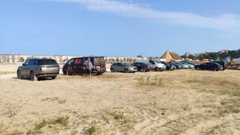 Plajele din Constanța, invadate de mașini, în ciuda interdicțiilor legale. Poliția ar avea o listă cu 900 de autoturisme pe ai căror proprietari nu au voie să-i amendeze