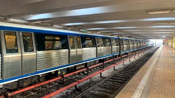 Probleme la metrou: un tren nou s-a stricat în mers și a rămas fără pantografe