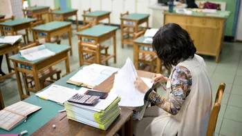Profesorii trebuie să aleagă între reducerea salariului cu 10-15% şi creșterea normei. Ministrul Educaţiei spune că nu are încotro: 