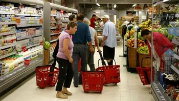 Un nou fenomen în rândul oamenilor, pe fondul lipsei de bani – „Economia răsfățului” Nu-ți permiți să schimbi mașina sau canapeaua, dar cumperi niște perne și un parfum