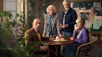 Motive ca să te uiți la filmul Clubul Crimelor de Joi. O recenzie onestă despre cea mai recentă producție de pe Netflix, cu mistere nerezolvate, bătrânei isteți, umor britanic și actori celebri