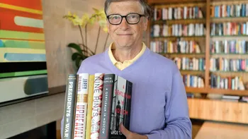 Recomandări de cărți direct de la Bill Gates pentru vara lui 2025: Poveștile care i-au inspirat propria carte, „Source Code”