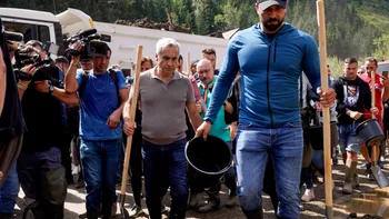 Revoltă împotriva lui Călin Georgescu la Broșteni: „Propagandă! Ați venit cu telefoanele, luați lopeți”