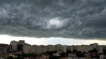 Val de furtuni puternice. Meteorologii anunţă o lună noiembrie cu vreme severă