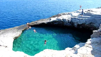 Românii din Thassos ignoră regulile insulei. Cum au fost surprinşi turiştii la Giola: “Dacă sari în cap, eşti mort”