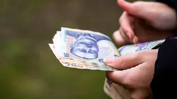 În țara asistaților social, tot mai mulți români își iau al doilea job. Motivul principal? Nu le mai ajung banii de la o lună la alta
