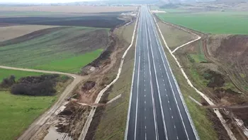 Situație absurdă într-o localitate din România. Oamenii plătesc impozit pe terenurile luate pentru autostradă, dar despăgubirile întârzie să apară