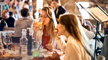 Turiștii, tot mai nemulțumiți de taxele suplimentare de care se lovesc în vacanțe. Pentru ce au fost nevoiți să plătească în plus într-un restaurant din Italia