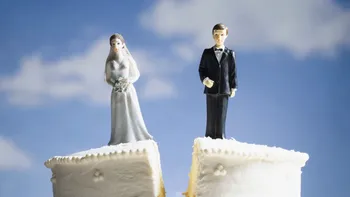 Un ieșean și-a trimis mama să divorțeze în locul lui. Avocatul a rămas mut când a auzit de ce voia soacra să o alunge pe noră din familie