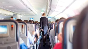 Un pasager a fost condamnat la 1 an și 3 luni de închisoare pentru că a amenințat o însoțitoare de bord în avion, de față cu copiii și soția lui