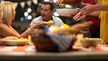 Cât a plătit un român pentru o cină cu două feluri de mâncare și desert, într-un restaurant din Brașov. Totalul l-a uimit, ce le-a transmis celor care spun că e scump în Grecia