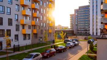 Un român din Constanța a cumpărat un apartament într-un bloc nou, iar când s-a mutat a început să audă zgomote deranjante din subsol şi garaj. A cerut ajutorul specialiştilor, ce se poate face legal