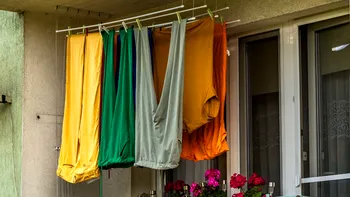 Uscatul rufelor pe balcon îţi aduce amenzi de până la 1.000 lei. Ce scrie exact în lege