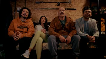 Trailerul comediei românești „Vecina” dezvăluie povestea absurdă inspirată din coșmarul trăit de Mircea Bravo. Când vezi filmul la cinema