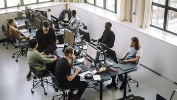 Absolvenții de informatică se confruntă cu dificultăți majore pe piața muncii în 2025. Fenomenul bizar din spate