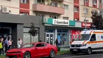 Accident grav în Alba Iulia. Două femei au fost rănite după ce un autoturism a urcat cu viteză pe trotuar, maşina a ajuns într-o vitrină